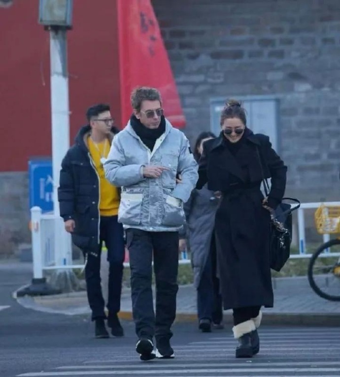 60岁巩俐和法国籍老公米歇尔一起现身北京街头夫妻俩不仅共骑一辆自行车，还到北京