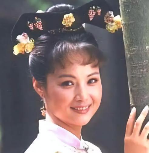 1705年，苏麻喇姑去世，康熙命十二皇子为她守孝，岂料，一太监因震惊失言：“陛下