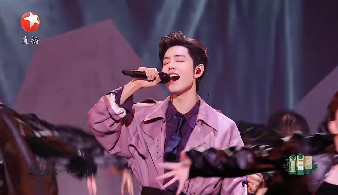 跨年！“余生夫妇”又发糖了！肖战太牛了！今年杨紫发博说她要在剧组跨年，肖战立