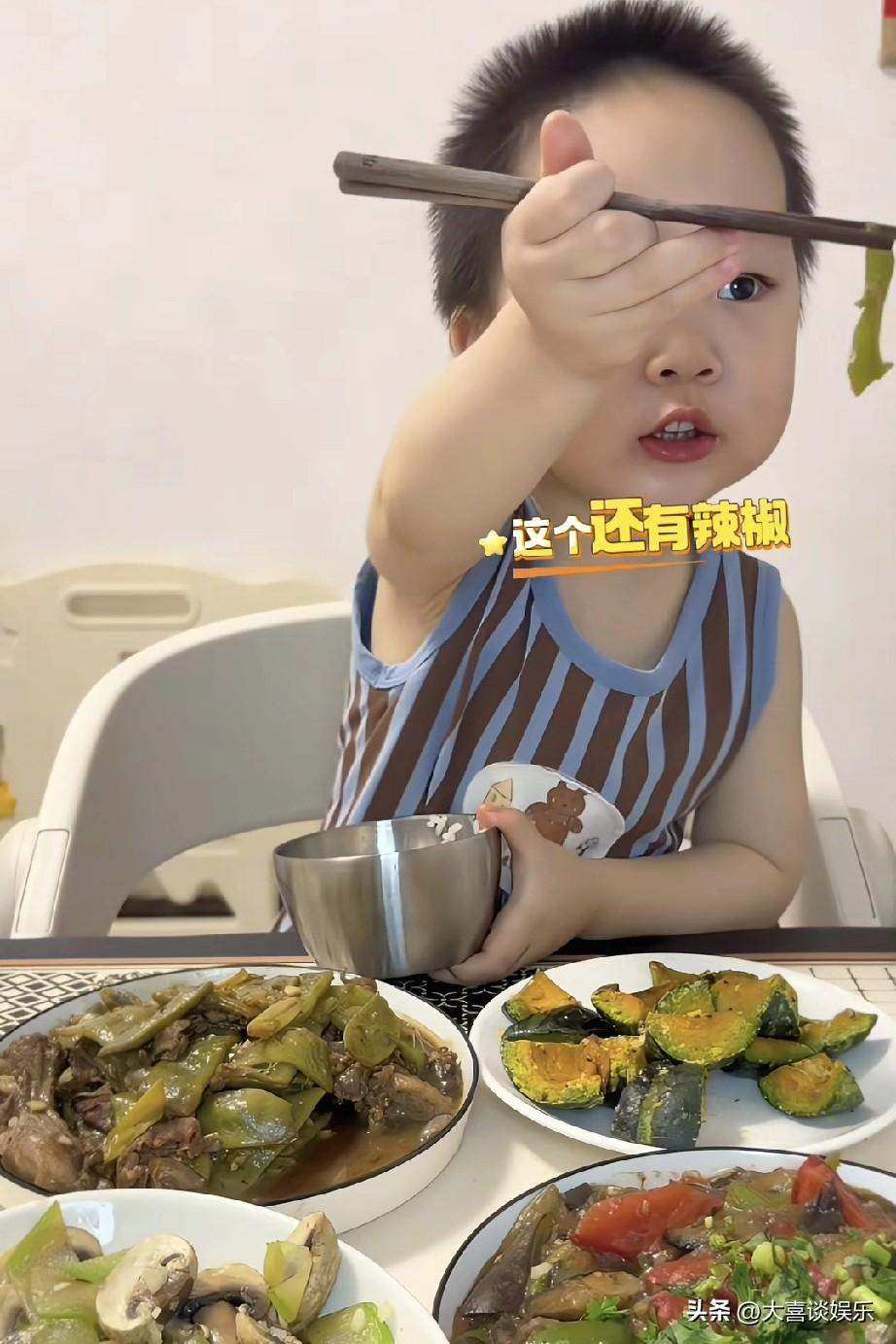 央视都点评批评了，米乐妈妈跟个没事人一样，还是给孩子吃辣椒和大量的饭菜。