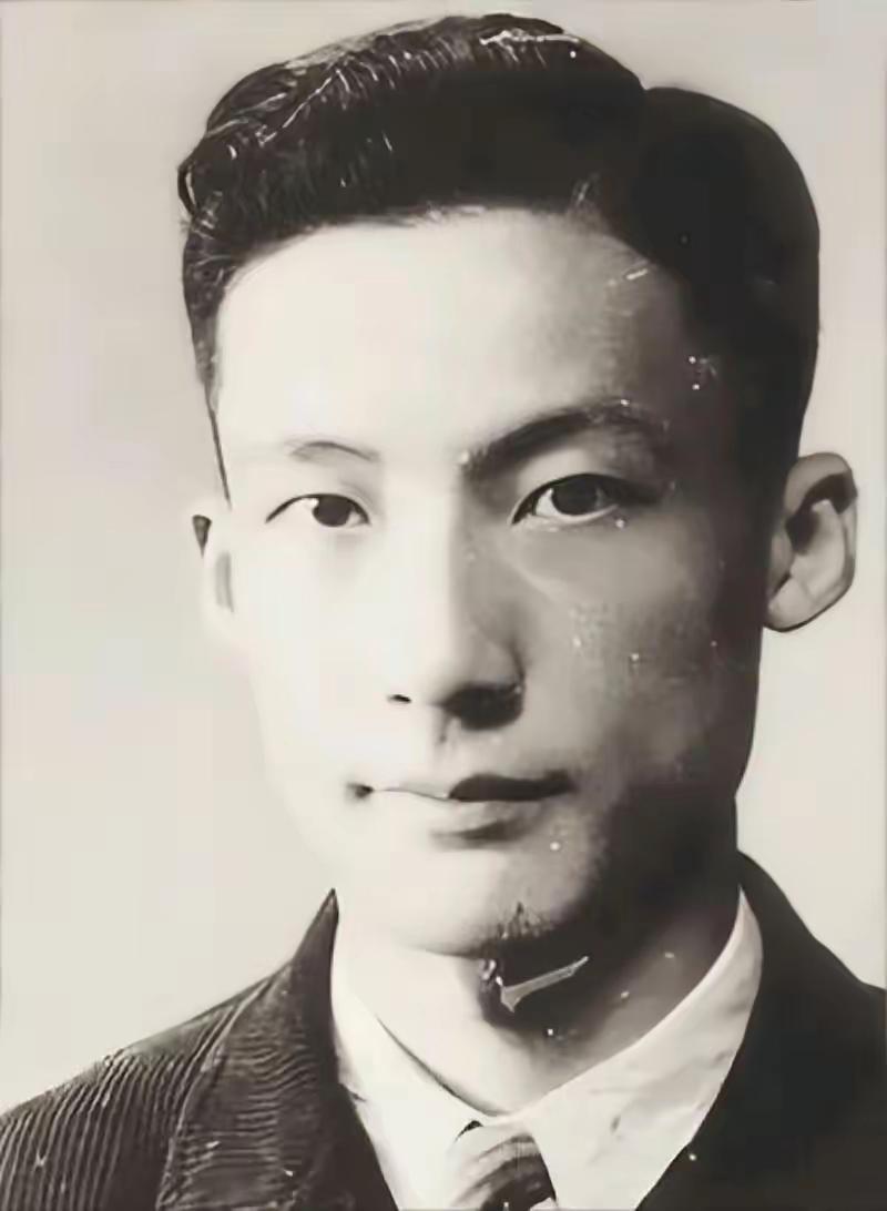 1949年，毛人凤下令处死朱君友。朱君友坦然赴死，却发现枪决他的2名特务，朝他频