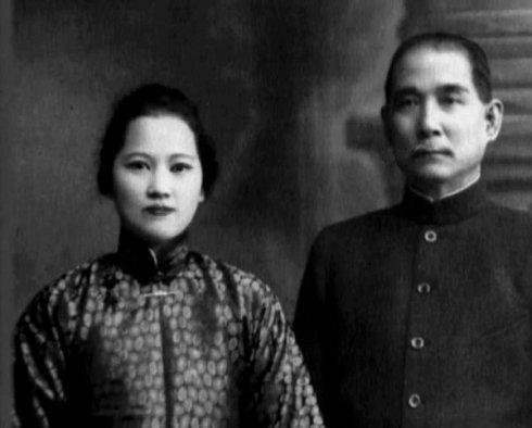 1935年陕北红军陷绝境：红25军5000银元花光，是谁悄悄寄来5
