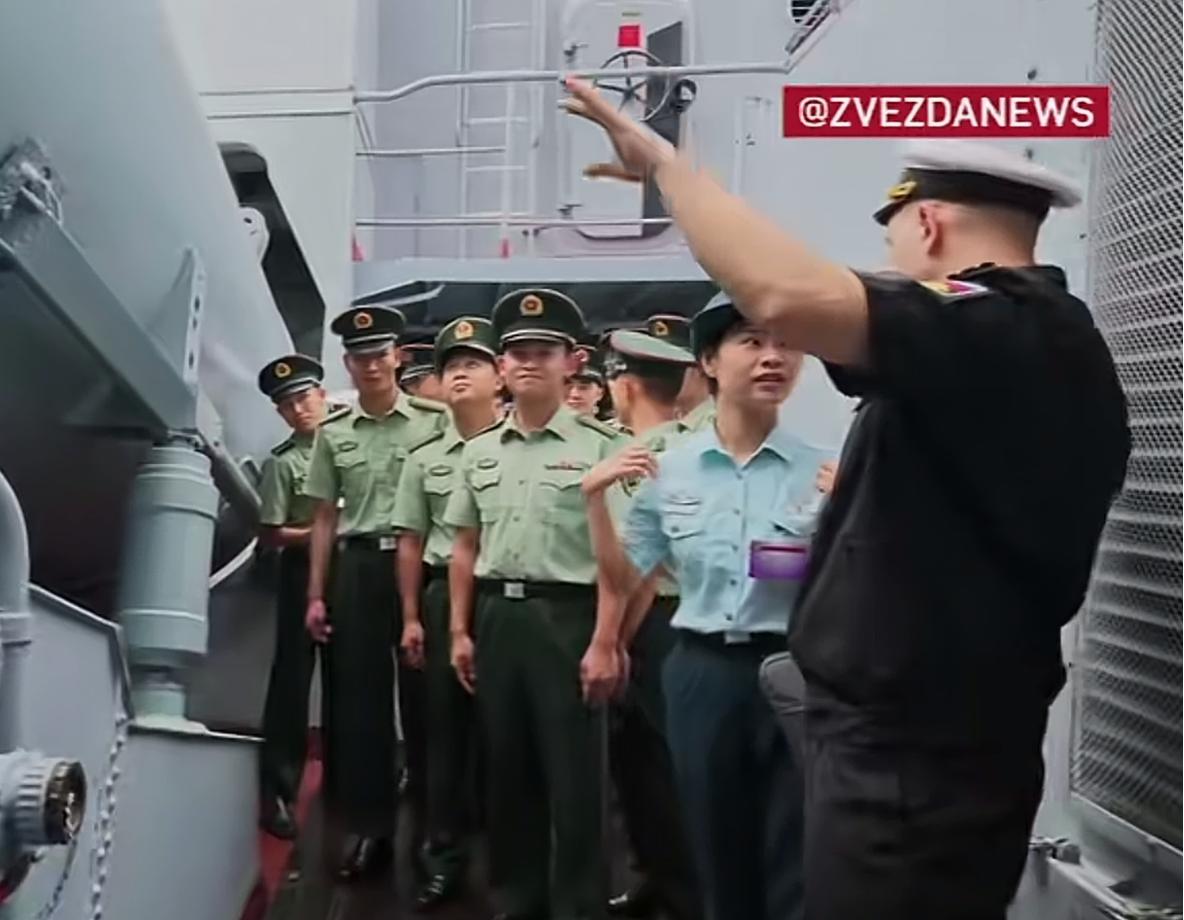 我国海军官兵参观俄罗斯海军的瓦良格巡洋舰，这表情管理绝了！7月8日中俄海军进行了