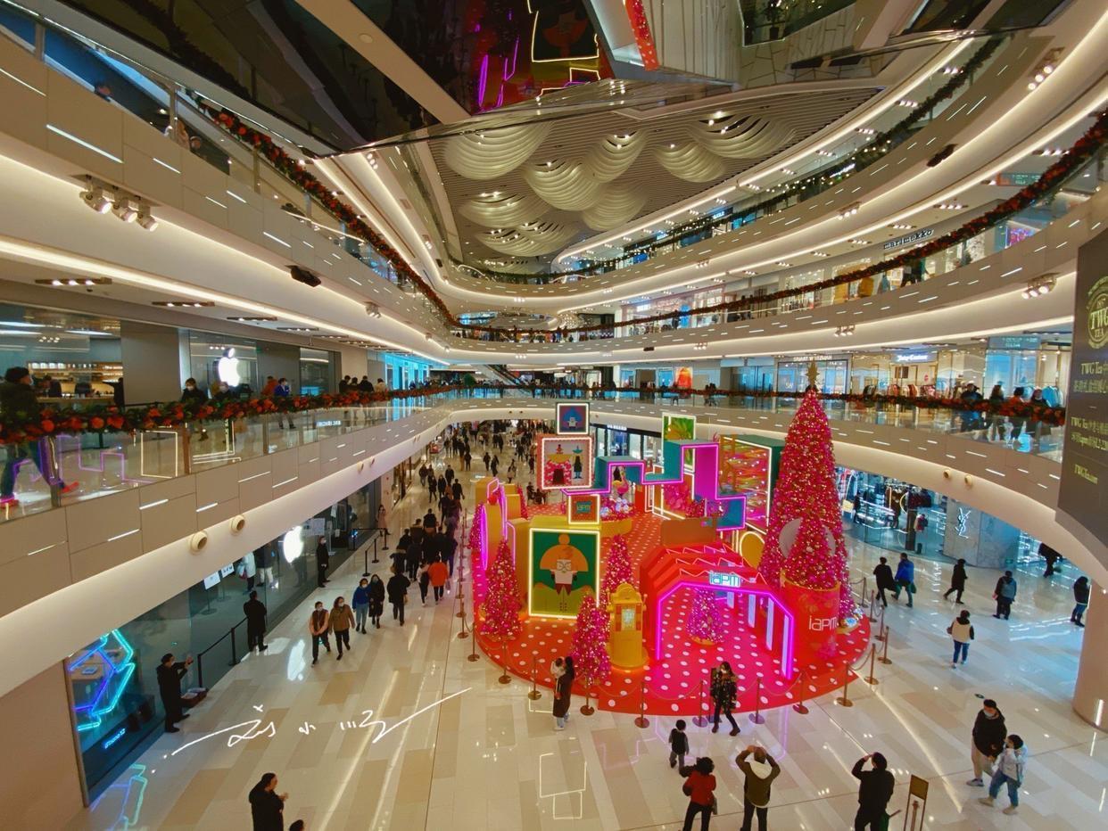 如今国人对于过圣诞节这类“洋节”的热情有所减退，但商场仍会大肆营造圣诞氛围，被不