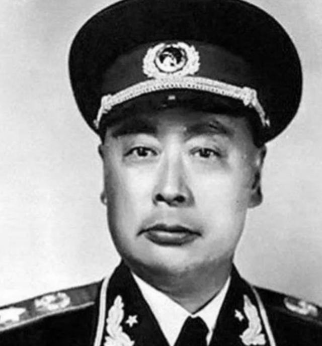 1955年在全军授衔之前，刘少奇还是坚持反对给陈毅授元帅军衔，周总理听闻此事后，