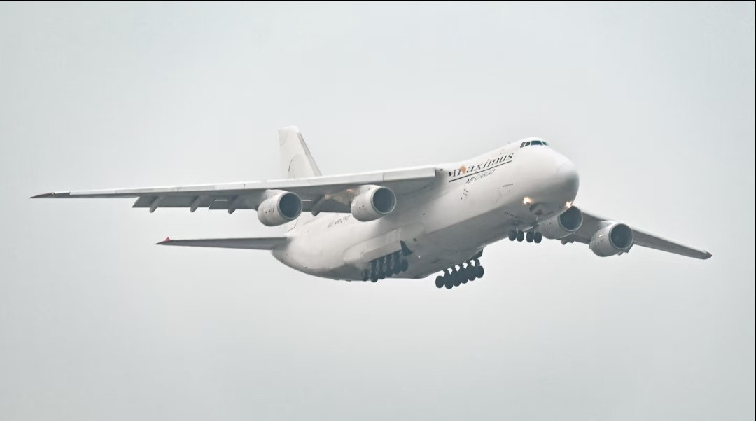 安-124大型运输机今天飞抵广州白云机场。据说是运送H175直升机过来。图源水印