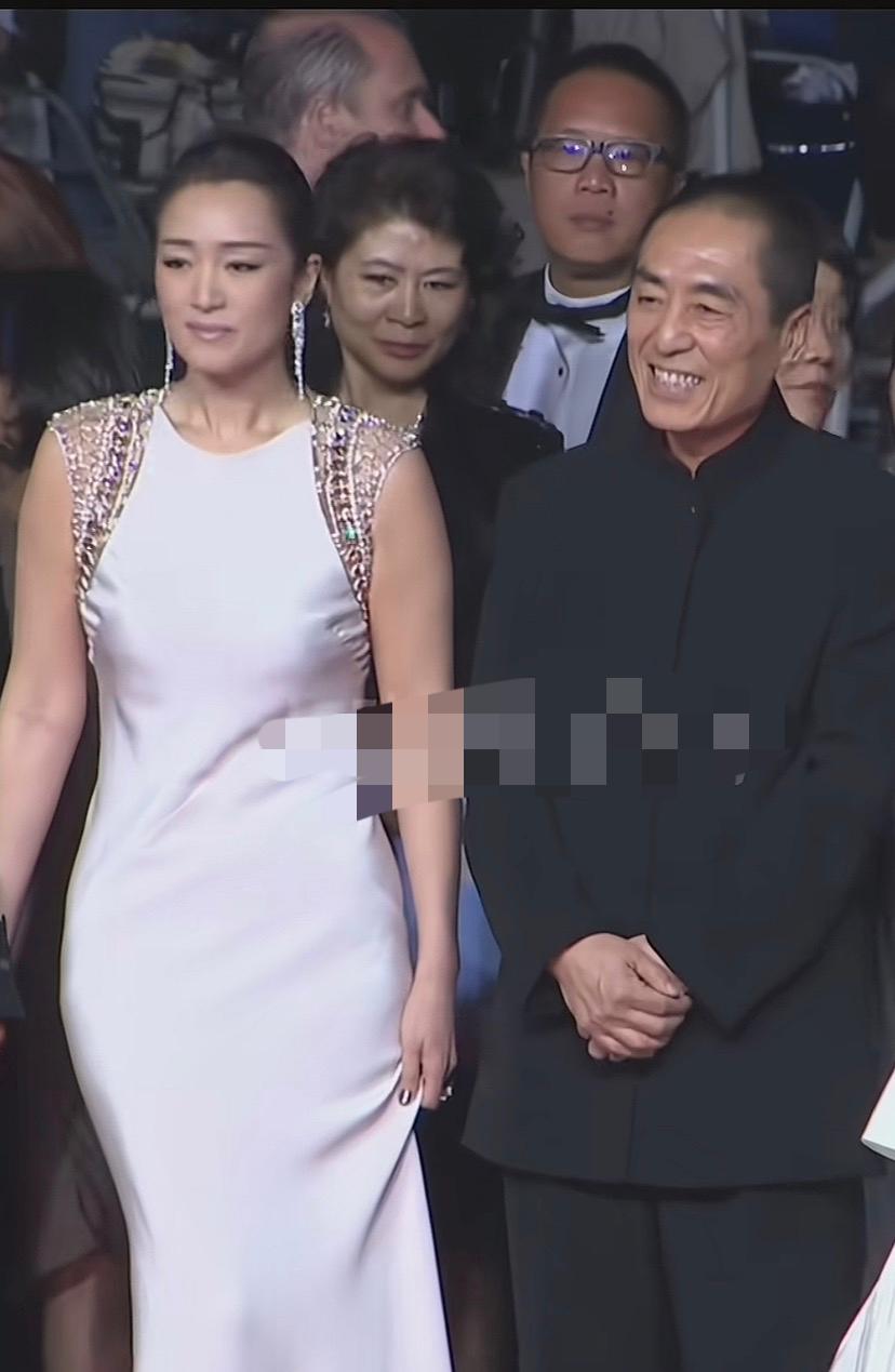 有网友说：陈道明牵手巩俐，是为了缓解巩俐和张艺谋之间的尴尬。这个问题完全不存在