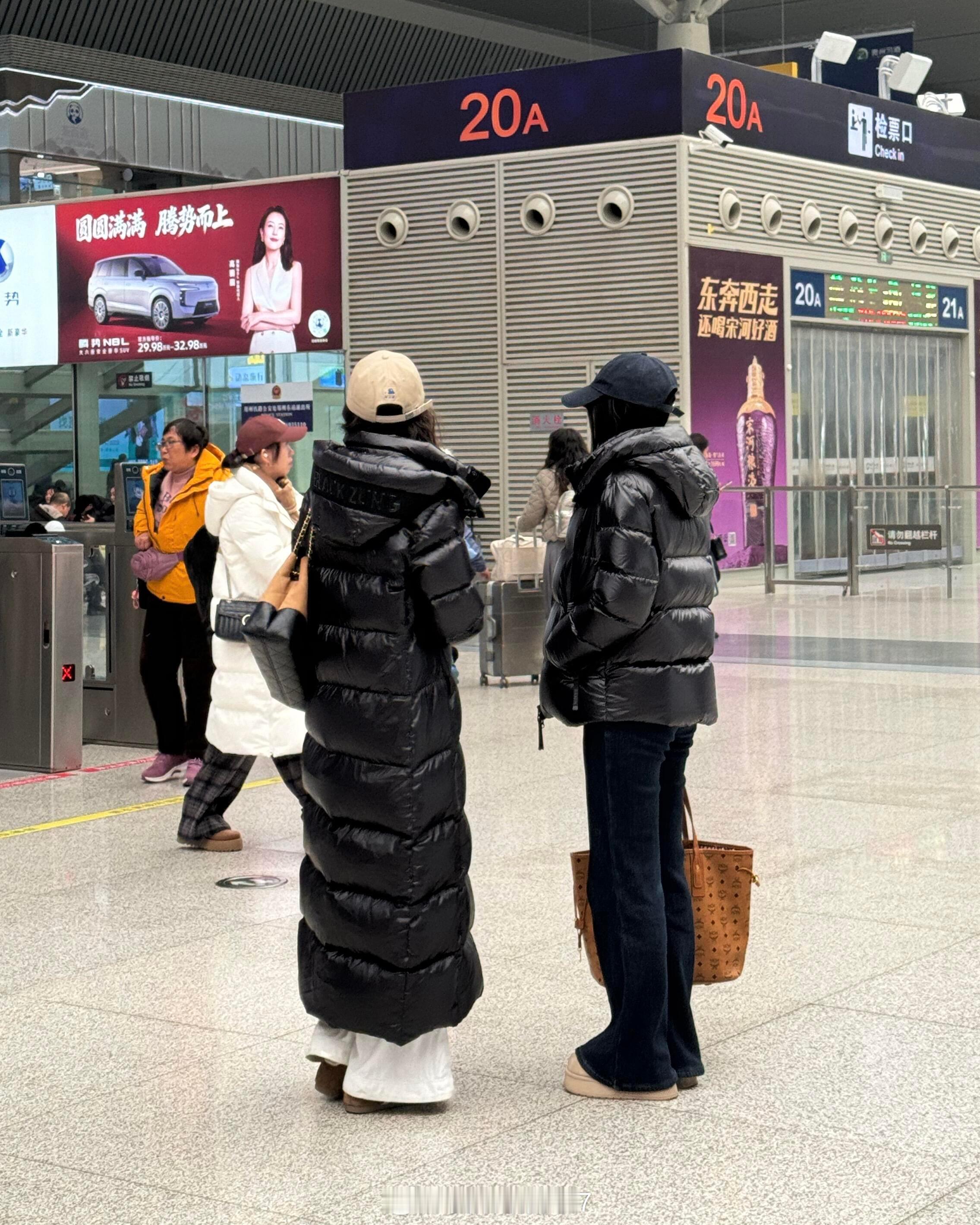 不懂？为什么现在女生都这样穿？果然黑色羽绒服的含金量还在上升啊，今天逛街坐地铁偶