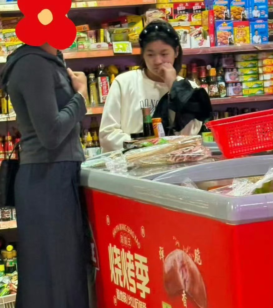 偶遇全红婵逛超市，她手托腮，似乎不知道选择买什么了…看她的侧脸好像和从前一样瘦了