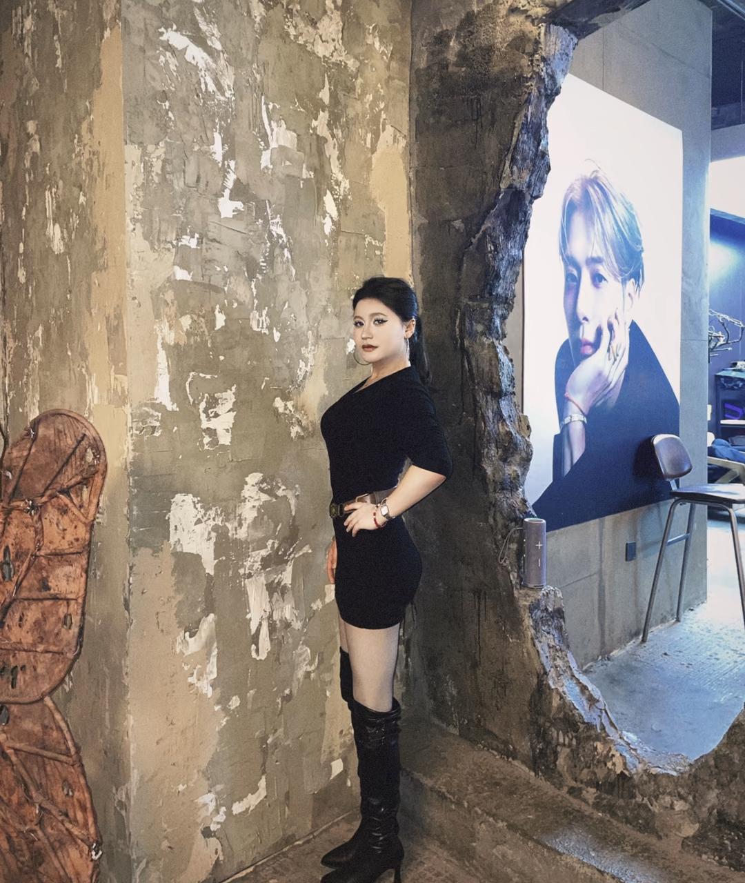 都市酷炫风，黑衣黑靴，时尚街拍