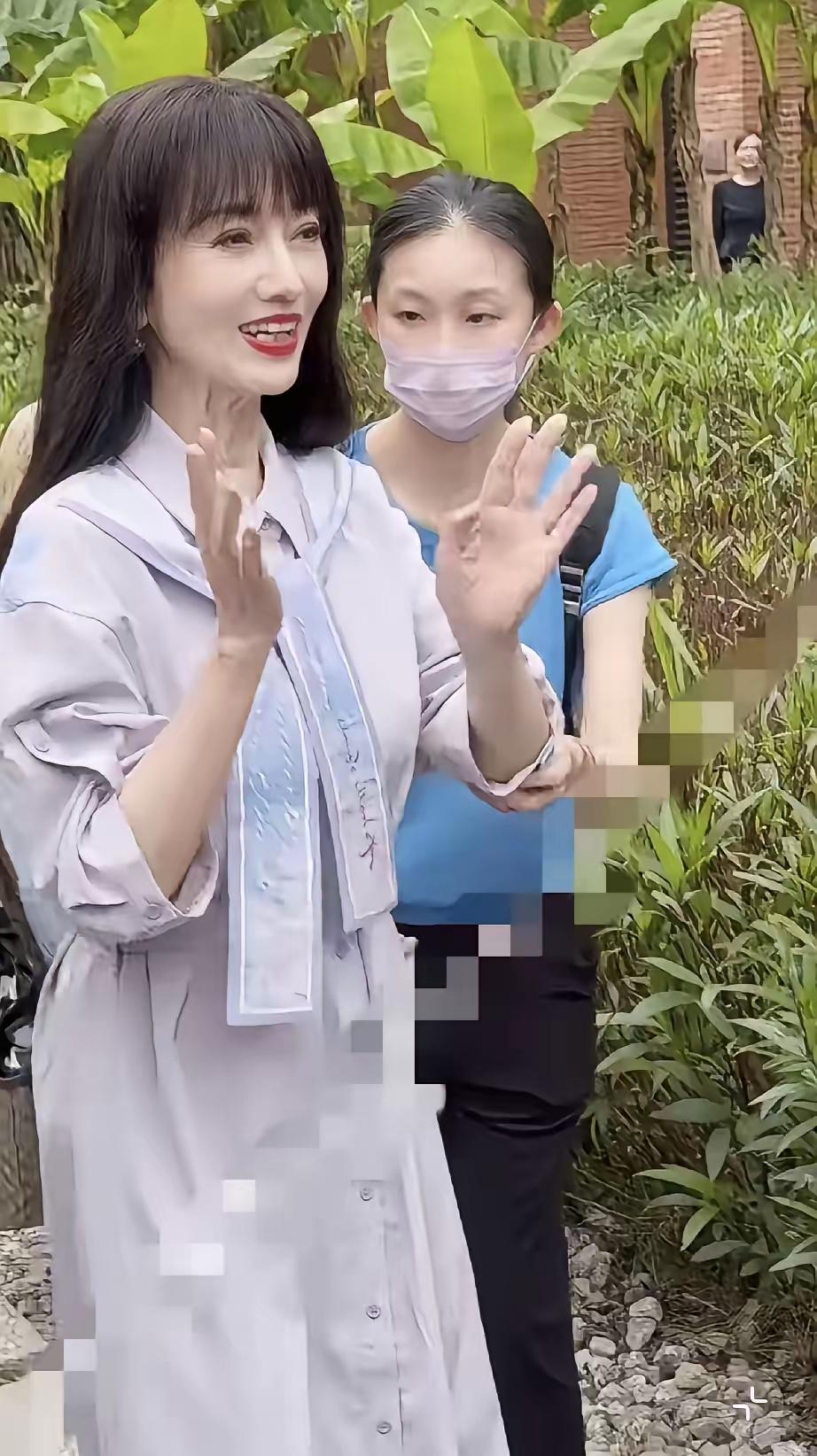 看了赵雅芝的活动现场，真没觉得她有多幸福。72岁的年纪，在这么热的天气下，顶着