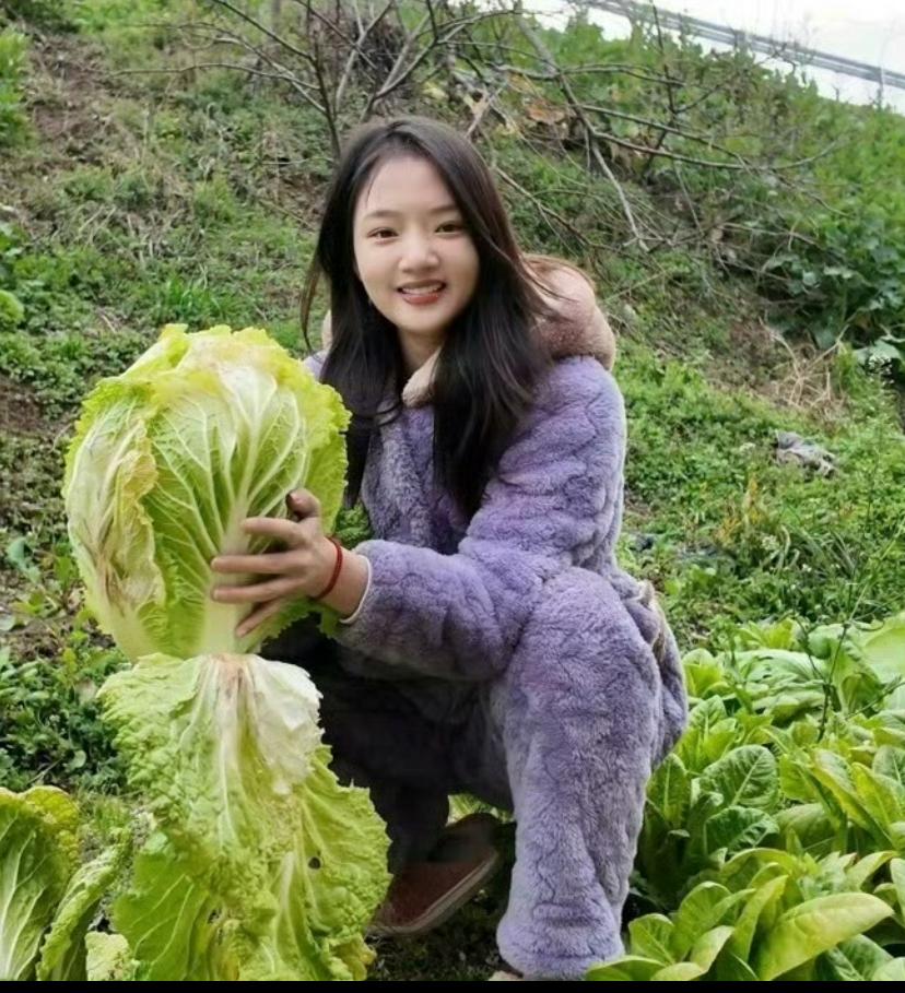 任敏真是挺接地气儿的，一个女明星回老家穿个睡衣就出门逛街了不过真的有个疑问，她