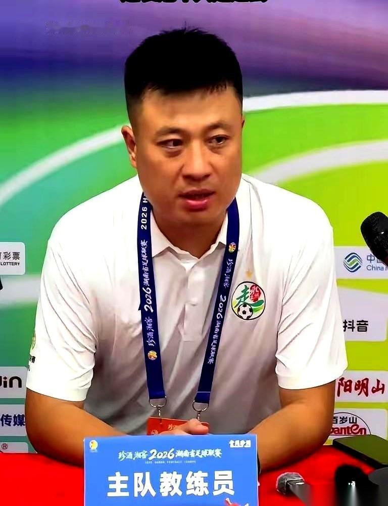请了个前国脚来当教练，结果呢？卫冕冠军开局两连败，直接垫底。这事儿你说上哪说理