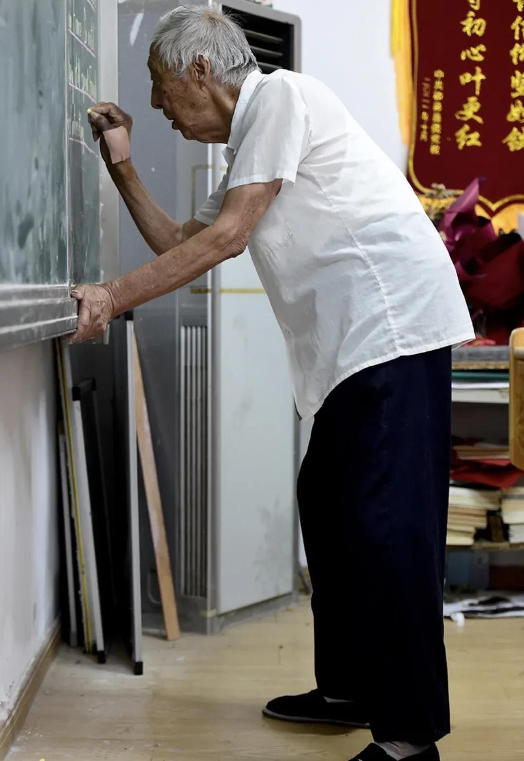2023年，95岁的叶连平接到一个电话：“叶老师，您居然还活着？”叶连平生气地说