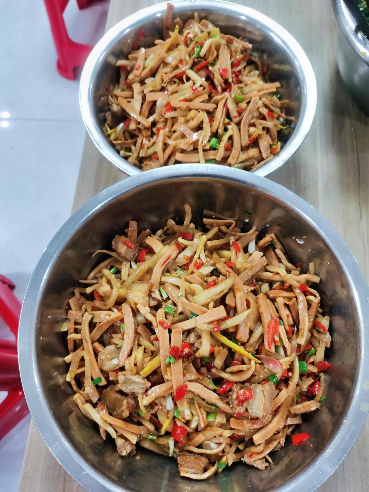 今日食堂家常菜谱：酸萝卜炒鱿鱼丝韭菜炒蛋丝瓜汤。人生过半才学会微笑和沉