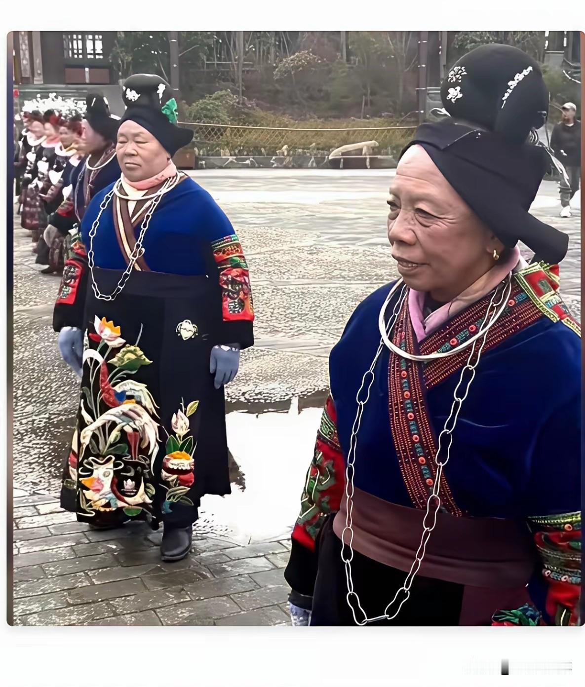 如果你在街上看到一身珠光宝气妆容精致的女人，别羡慕！这大概率不是个有钱的女人。