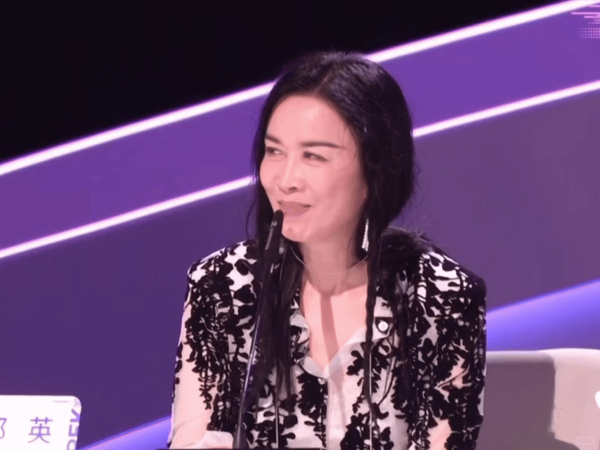 表扬表扬那姐妆造团队，这审美也太好了，把“时髦”二字焊在姐身上，不一样的美啊！