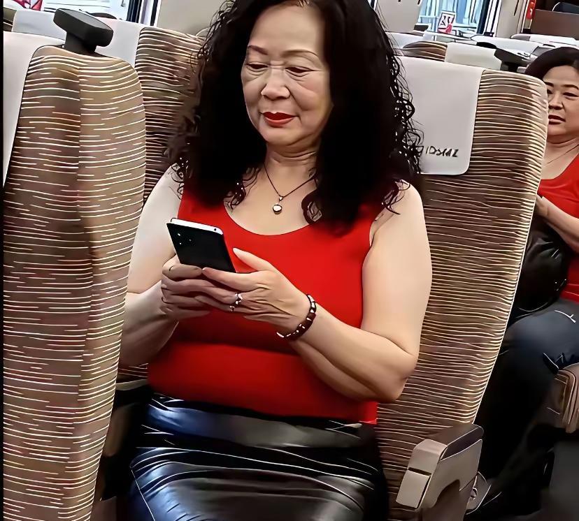 哇哦！这也能算微胖？你对微胖怕是有什么误解吧？大巴车上，这位体型肥硕的阿姨，真