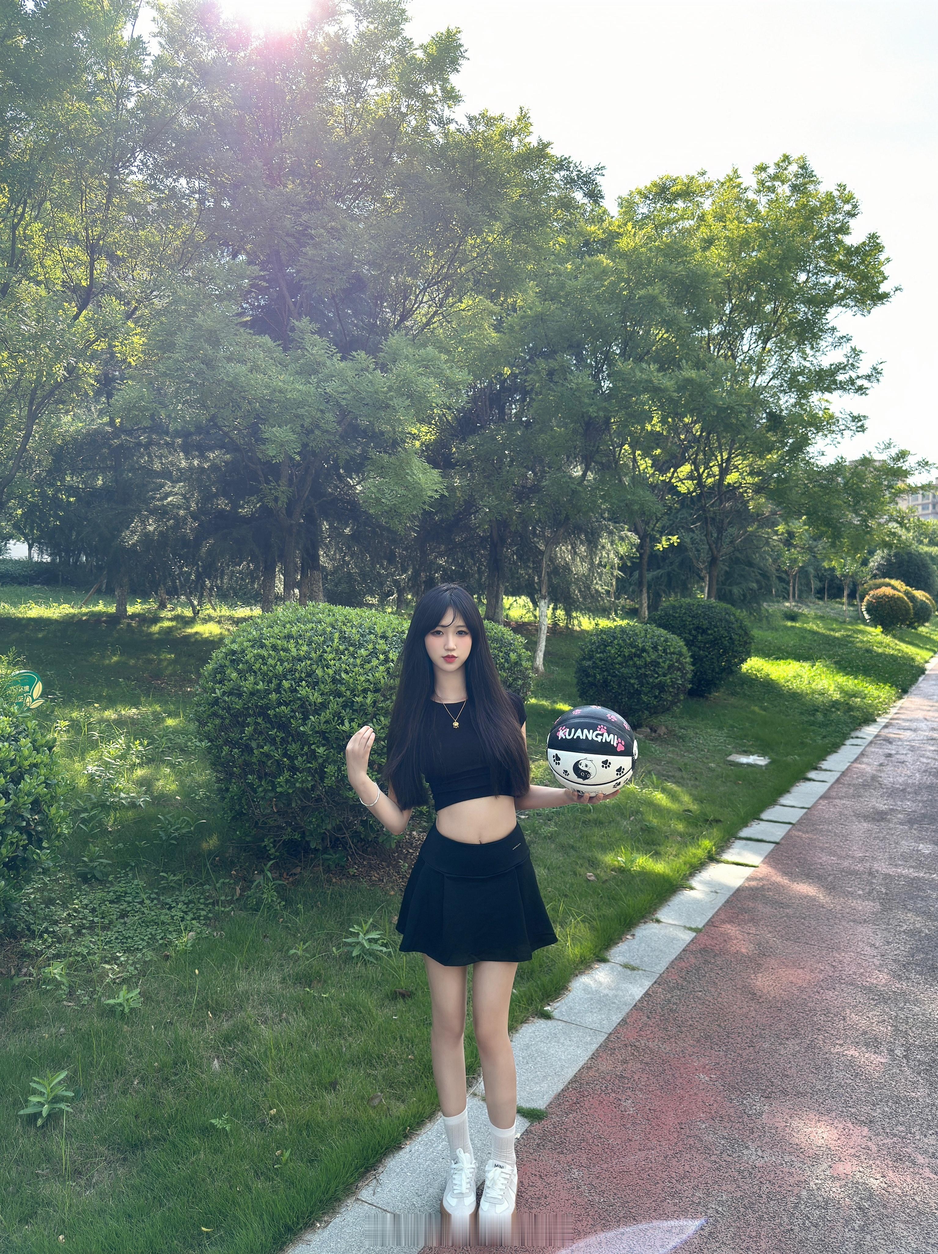 没拉腿好长一条人🌤️剪了头发和刘海好完美明天再染个黑茶色​​​