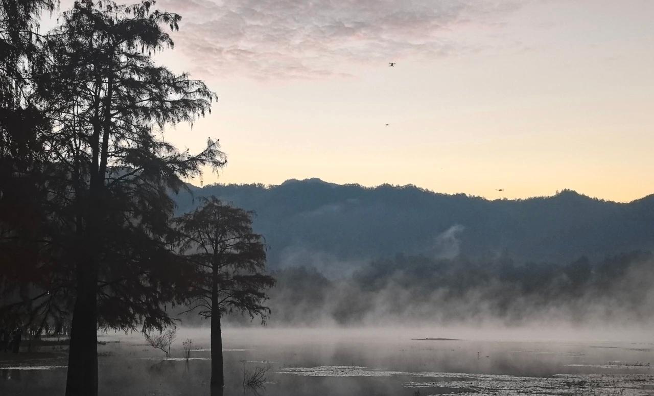 奇墅湖晨雾+卢村+太平湖+桃花潭一早六点起床去宏村西门停车看奇墅湖晨雾，很壮