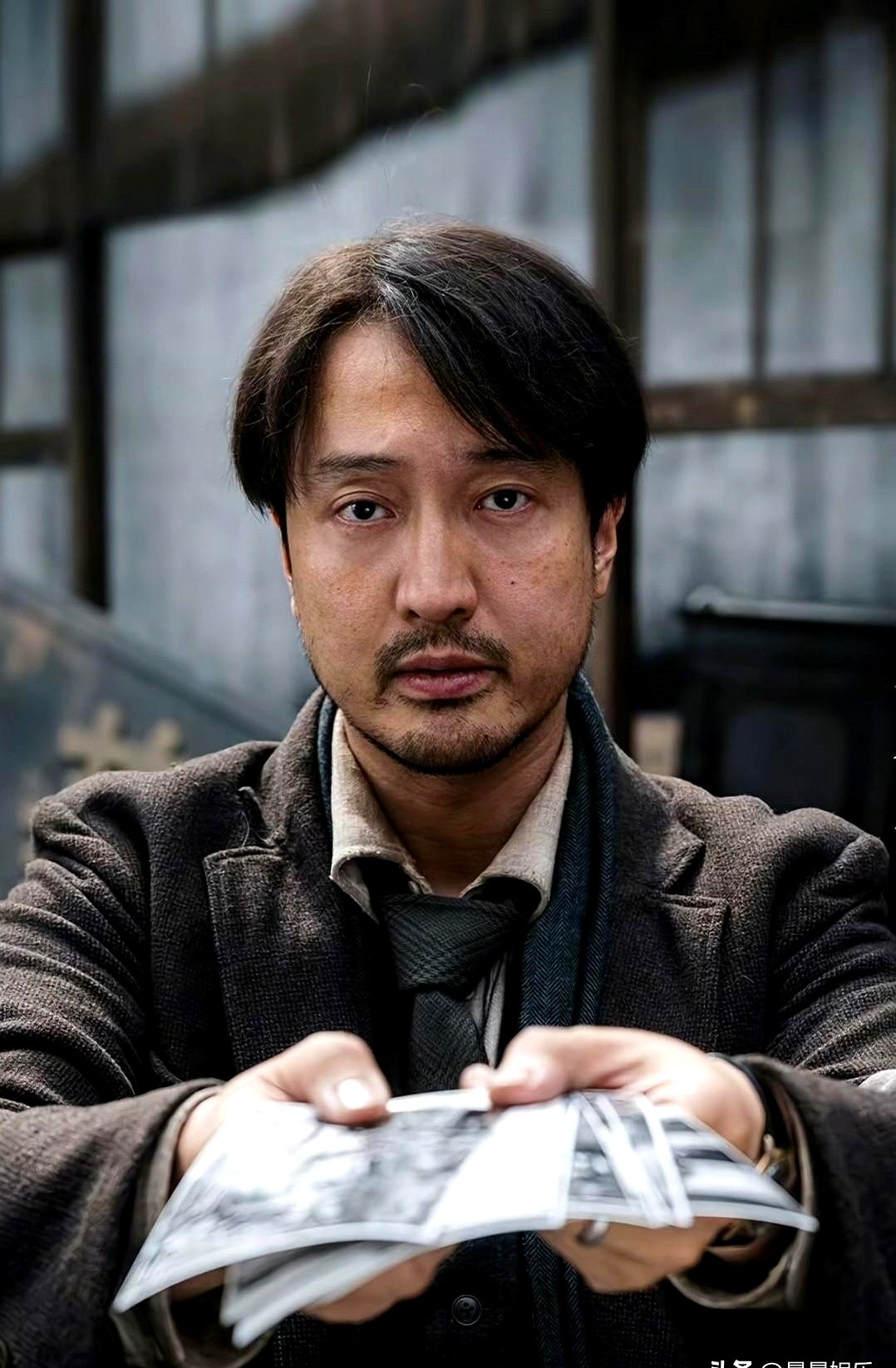 王传君竟然在节目里放了“关谷神奇”的片段，转头还给陈赫送了个花篮。这个憋了十年的心结，在舞台上彻底解