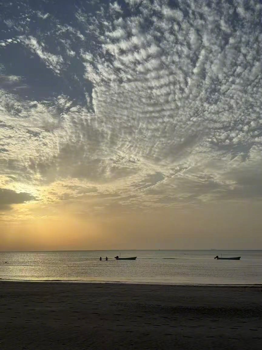 这是老胡一位朋友的阿曼朋友，今天早上从阿曼方向拍的霍尔木兹海峡。当今世界的风暴眼