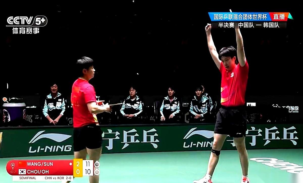 他赢了，他把两个人的胜利，一个人给吼了出来。像个终于拿到糖的小孩儿，忘乎所以。