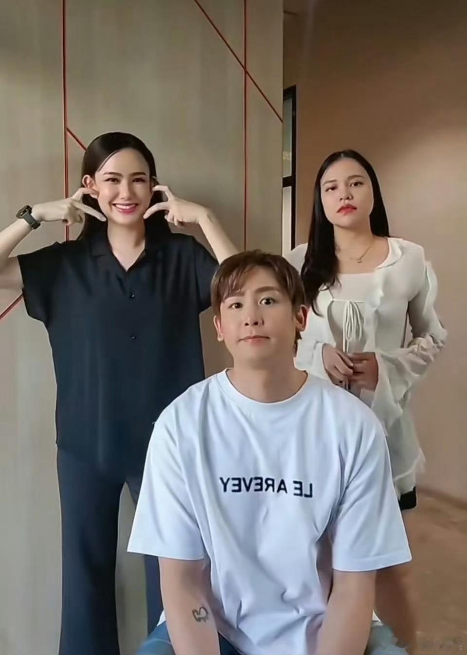 尼坤胖成黄磊了黄磊也没有这么胖吧[笑着哭][笑着哭][笑着哭]​​​