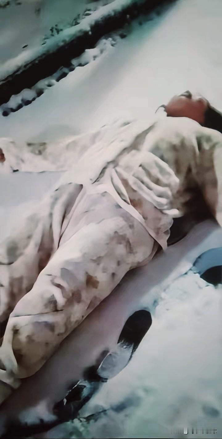 真是让人心里一紧。才出去五分钟啊。一场雪，就天人永隔了。后脑勺着地，