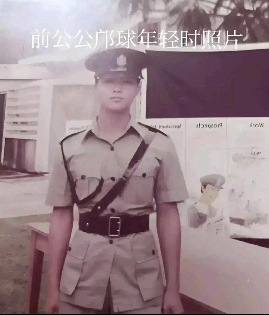 蔡天凤的前公公邝球曾是一名警长，后来自行辞了职。邝球的两儿子跟他年轻时长的挺像