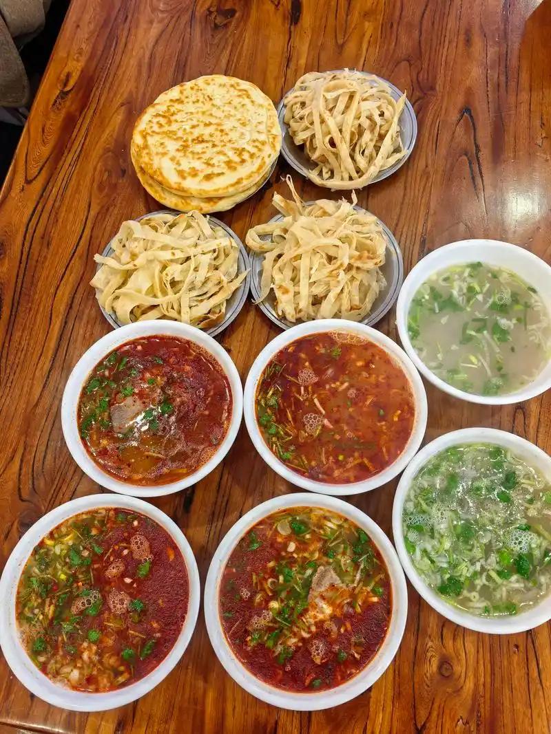 河南洛阳游，特色小吃必须安排打卡！洛阳小吃美食推荐：1、牛肉汤+饼丝、豆腐
