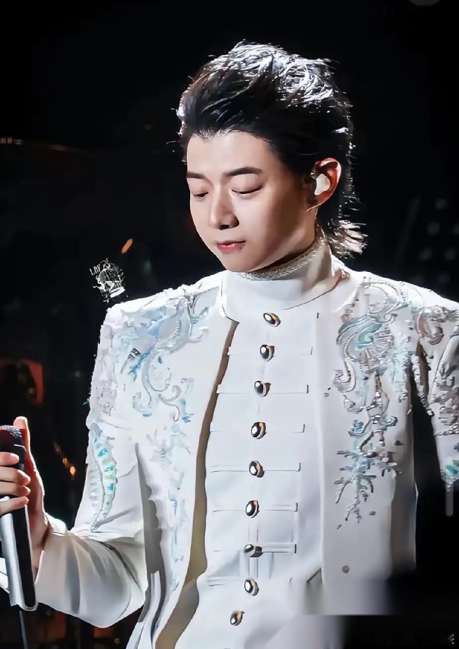 我觉得霍尊在私下和几个哥们聊天，几个大男人讲讲粗话，没什么大不了的，这个太正常了