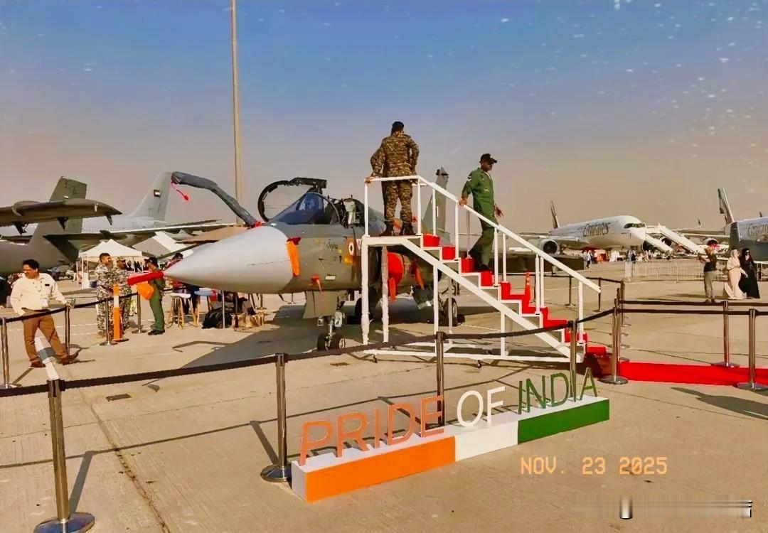 印媒：印度赢麻了！印度在迪拜的光辉战机坠毁，惹得全球军迷一片嘲讽声！没想到印