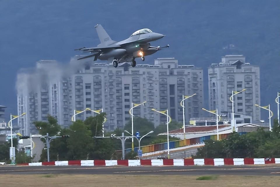 F-16V这回不是停在美国机库里了，是真要飞到台湾方向了。8月17日，首批3架新