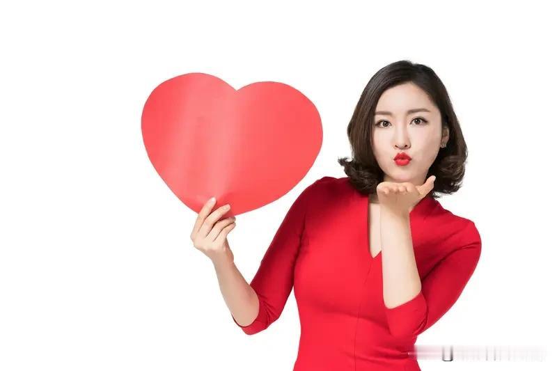 判断女人是否真心爱你，其实有不少细节可循。真心爱你的女人，会经常对你嘘寒问暖，