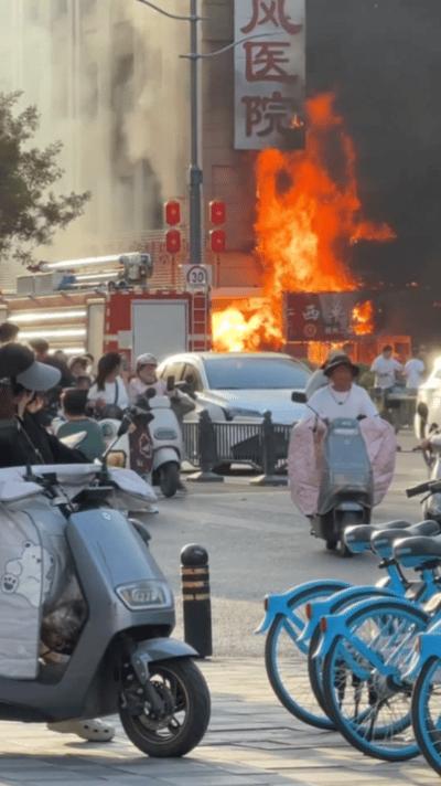 5月19日下午，郑州西大街二七塔附近发生大火，7辆消防车赶来都难以灭火，灭后还有