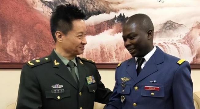 卢旺达其实很懂什么叫“见人下菜”，为了区别我们跟西方，他们搞了个“双轨制”，什么