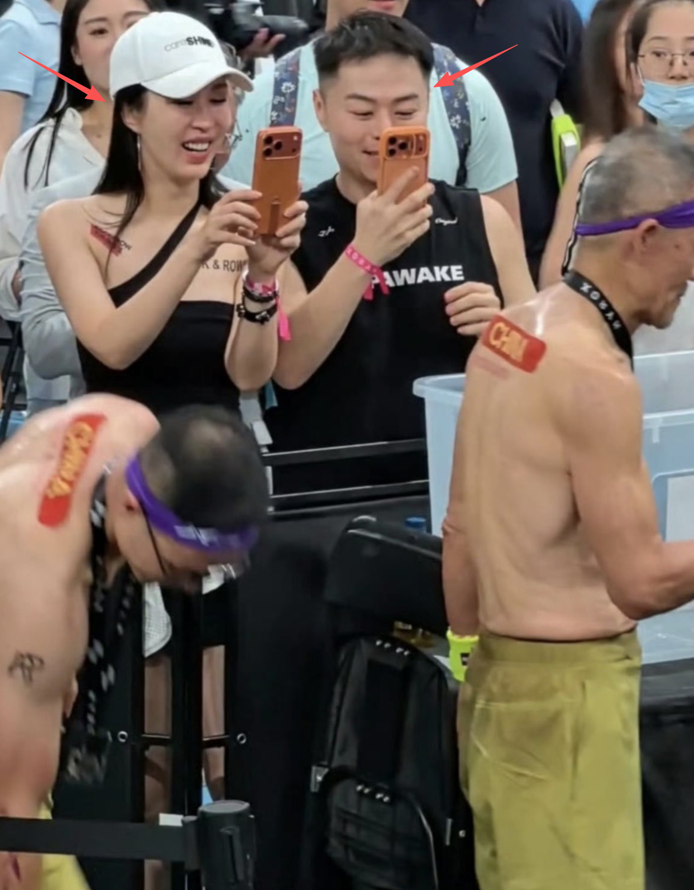 这俩人关系肯定不一般，王石这都看不出来吗？75岁高强度运动回头哪天嘎了，那不都归
