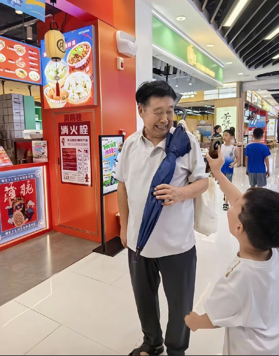 姚策生父郭希宽去世，妻子杜新枝在建军节8月1日，当天还发视频，老郭陪着孩子玩，在