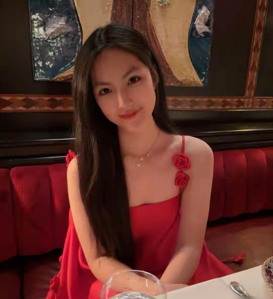 三十万的项链压在十二岁女孩的锁骨上，年夜饭桌上找不到一根中国筷子。这不是炫富，