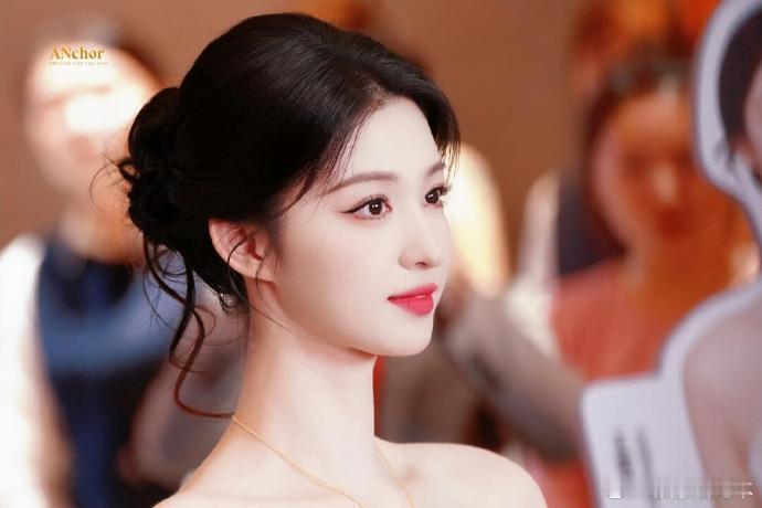 王楚然猫塑比心王楚然猫塑比心直接击中萌点！针织裙裹出软乎乎的氛围感，比心时胳膊