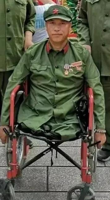1996年，贵州1残疾男子被当地保安拳打脚踢，突然1警官出现，将保安带走，转身对