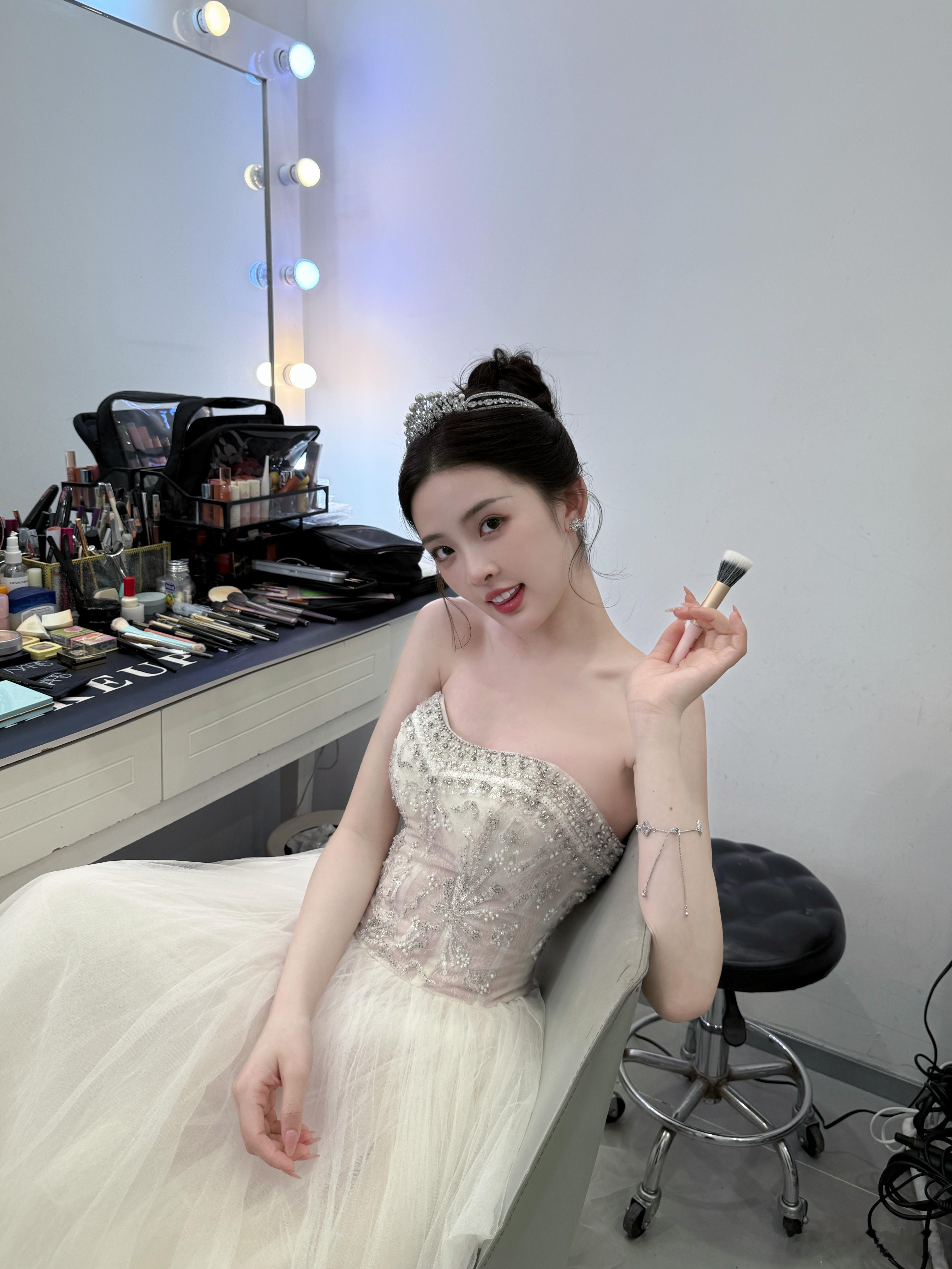 这是第一套婚纱的盘发皇冠👑造型！感觉是小公主风～还有3套～嘿嘿婚纱照​​​