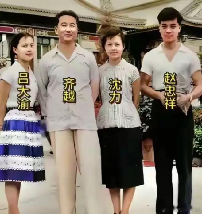 赵忠祥年轻时的照片，居然这么帅气，意气风发的少年!