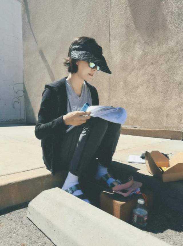 孙俪大热天路边等候女儿，带自制午餐十分接地气孙俪陪同女儿上课，炎炎夏日索性坐在