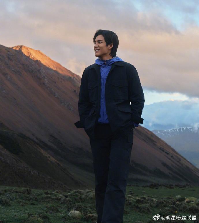 韩东君逛山逛出人生感悟高海拔的恶劣环境，孕育出极具韧性的高原生灵。韩东君驻足凝