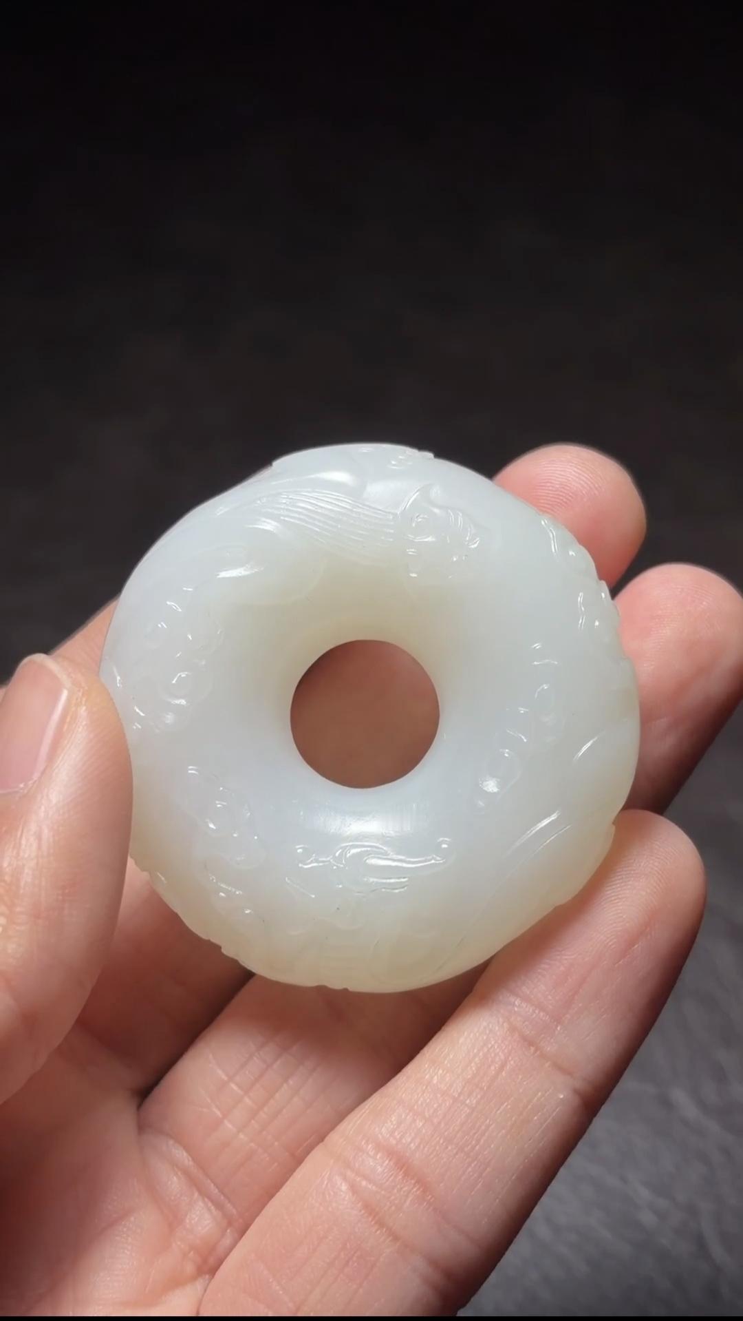 被这枚清代双龙纹平安扣美到失语！握在手里的羊脂白玉，细糯油润，脂光都快漫出来了