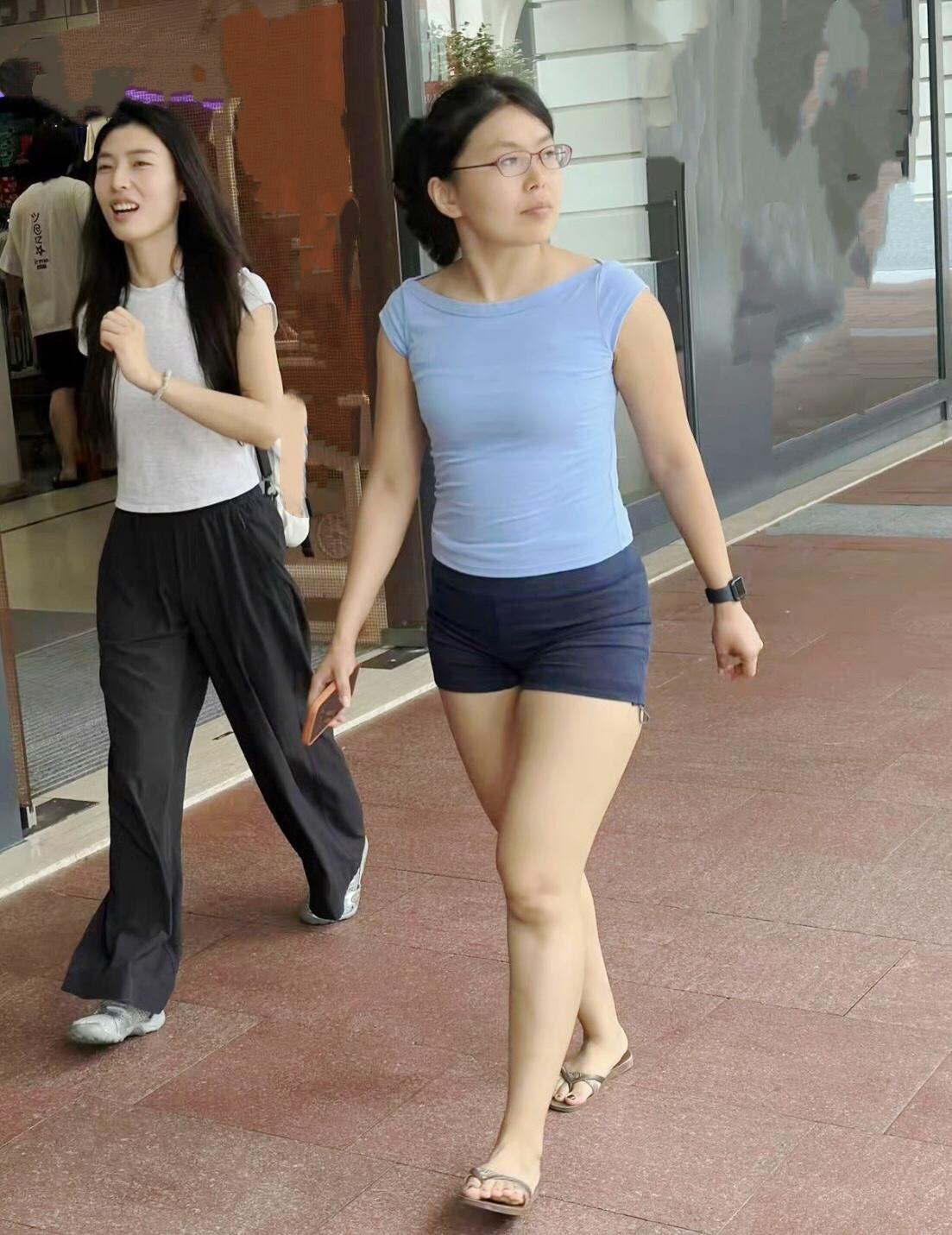哪怕左边那位颜值再出众，我还是偏爱戴眼镜的姐姐