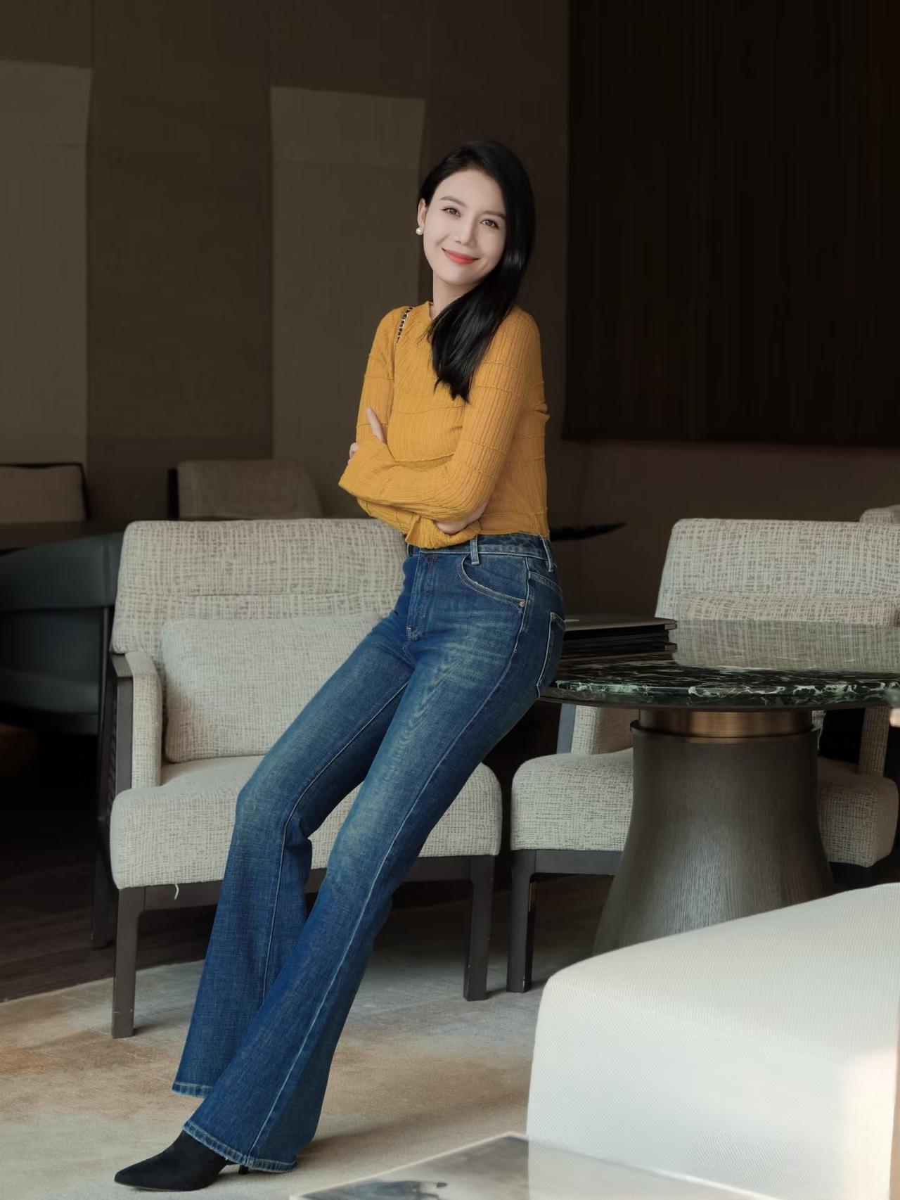 有哪些女生日常好看穿搭可以借鉴高领毛衣搭配直筒阔腿牛仔裤，非常显修长身材的穿搭。