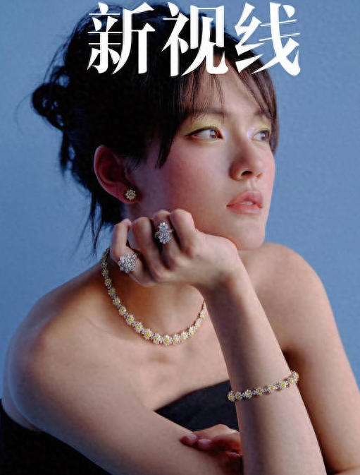 文淇时尚大片释出黑色抹胸裙配绿眼影甜酷兼具